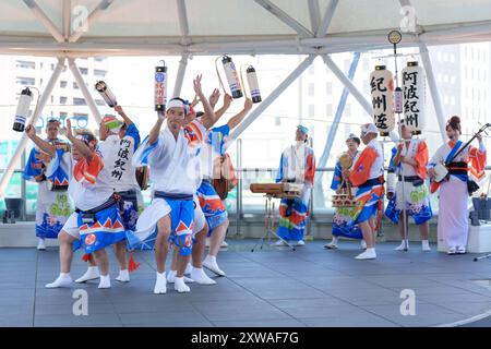 Festival Tokushima Awa odori 2024. Les artistes interprètent la danse traditionnelle japonaise Awa sur la scène extérieure. Préfecture de Tokushima, Japon. Banque D'Images