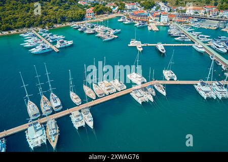 Des yachts et des voiliers de luxe sont amarrés à la marina Frapa dans la ville de Rogoznica, en Croatie, le jour ensoleillé d'été. Ville touristique pour des vacances d'été en Adriatique Banque D'Images