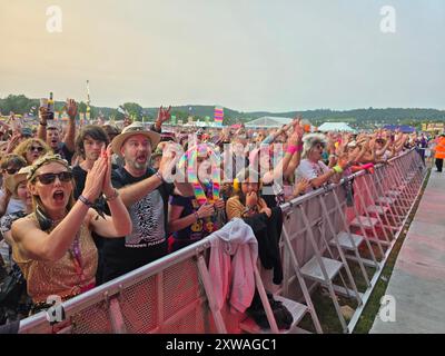 Henley-on-Thames, Royaume-Uni. 18 août 2024. Les spectateurs ont apprécié les performances des artistes sur scène au Rewind South 80s Music Festival 2024. Crédit : Uwe Deffner/Alamy Live News Banque D'Images