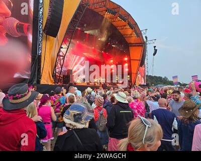 Henley-on-Thames, Royaume-Uni. 18 août 2024. Les spectateurs ont apprécié les performances des artistes sur scène au Rewind South 80s Music Festival 2024. Crédit : Uwe Deffner/Alamy Live News Banque D'Images