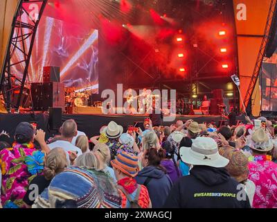 Henley-on-Thames, Royaume-Uni. 18 août 2024. Les spectateurs ont apprécié les performances des artistes sur scène au Rewind South 80s Music Festival 2024. Crédit : Uwe Deffner/Alamy Live News Banque D'Images