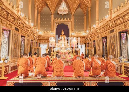 Les moines bouddhistes chantent la prière du soir dans l'ancien temple de Wat Phra Kaew, une attraction touristique de premier plan en Asie. Le Grand Palais, Bangkok, Thaïlande. Banque D'Images