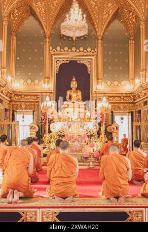 Les moines bouddhistes chantent la prière du soir dans l'ancien temple de Wat Phra Kaew, une attraction touristique de premier plan en Asie. Le Grand Palais, Bangkok, Thaïlande. Banque D'Images