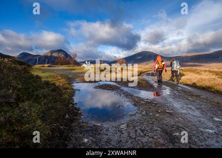 Randonneurs en trek, Glen Coe Valley, Lochaber Geopark, Highlands, Écosse, Royaume-Uni Banque D'Images