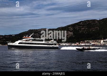 Catamaran de passagers à grande vitesse Admiralen à Byfjorden, au départ du port de Bergen, Norvège. Un petit bateau à grande vitesse passant à une vitesse plus élevée Banque D'Images