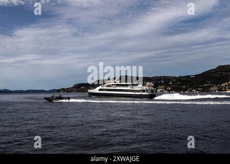 Catamaran de passagers à grande vitesse Admiralen à Byfjorden, au départ du port de Bergen, Norvège. Un petit bateau à grande vitesse passant à une vitesse plus élevée Banque D'Images