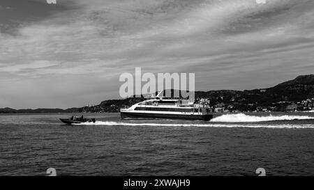 Catamaran de passagers à grande vitesse Admiralen à Byfjorden, au départ du port de Bergen, Norvège. Un petit bateau à grande vitesse passant à une vitesse plus élevée Banque D'Images