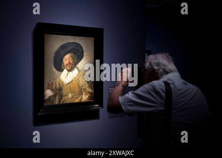 Frans Hals - Ausstellung Berlin DEU, Deutschland, Allemagne, Berlin, 11.07.2024 Bild Der froehliche Trinker von 1628-1630 in der Ausstellung Frans Hals Meister des Augenblicks in der Gemaeldegalerie am Kulturforum in Berlin Deutschland . Die Sonderausstellung laeuft vom 12.07.2024 bis 03.11.2024 . Der Portraetmaler Frans Hals zaehlt neben Rembrandt und Vermeer zu den herausragenden niederlaendischen Malern des 17. Jahrhunderts. Neben ausdrucksstarken Bildnissen der Haarlemer Elite malte er als erster Kuenstler Hollands auch soziale Außenseiter als Individuen im Portraetformat. fr : peindre le c Banque D'Images
