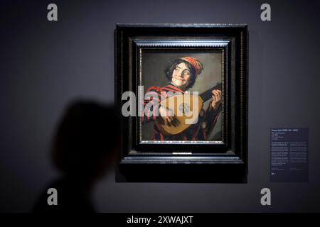 Frans Hals - Ausstellung Berlin DEU, Deutschland, Allemagne, Berlin, 11.07.2024 Bild Der Lautenspieler von 1623 in der Ausstellung Frans Hals Meister des Augenblicks in der Gemaeldegalerie am Kulturforum in Berlin Deutschland . Die Sonderausstellung laeuft vom 12.07.2024 bis 03.11.2024 . Der Portraetmaler Frans Hals zaehlt neben Rembrandt und Vermeer zu den herausragenden niederlaendischen Malern des 17. Jahrhunderts. Neben ausdrucksstarken Bildnissen der Haarlemer Elite malte er als erster Kuenstler Hollands auch soziale Außenseiter als Individuen im Portraetformat. fr : peindre le luth Player Banque D'Images