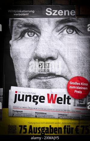 Bjoern Hoecke - er ist Wieder Da DEU, Deutschland, Allemagne, Berlin, 06.07.2024 Werbung der tageszeitung Junge Welt mit einem Foto von Bjoern Hoecke Höcke von der Partei AFD Alternative fuer Deutschland mit dem Schriftzug er ist Wieder Da in Form von einem Hitlerbart nach Adolf Hitler in Berlin Deutschland . Nach den Recherchen von Correctiv ueber Treffen von AFD-Politikern mit Rechtsextremen zum sog. Geheimplan gegen Deutschland und die sog. Remigration von Menschen wird zunehmend ein AFD-Verbot diskutiert en : publicité du quotidien Junge Welt avec une photo de Bjoern Hoecke Höck Banque D'Images