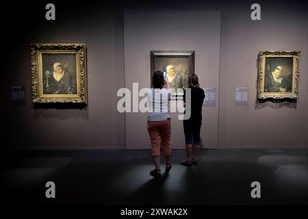 Frans Hals - Ausstellung Berlin DEU, Deutschland, Allemagne, Berlin, 16.07.2024 Nachbildung Malle Babbe von Gustave Courbet Kopie nach Frans Hals, links , Bild Malle Babbe und Malle Babbe Werkstatt v.l.n.r. in der Ausstellung Frans Hals Meister des Augenblicks in der Gemaeldegalerie am Kulturforum in Berlin Deutschland . Die Sonderausstellung laeuft vom 12.07.2024 bis 03.11.2024 . Der Portraetmaler Frans Hals zaehlt neben Rembrandt und Vermeer zu den herausragenden niederlaendischen Malern des 17. Jahrhunderts. Neben ausdrucksstarken Bildnissen der Haarlemer Elite malte er als erster Kuenstler H Banque D'Images