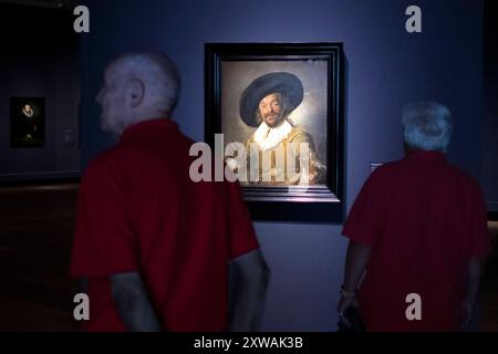 Frans Hals - Ausstellung Berlin DEU, Deutschland, Allemagne, Berlin, 11.07.2024 Bild Der froehliche Trinker von 1628-1630 in der Ausstellung Frans Hals Meister des Augenblicks in der Gemaeldegalerie am Kulturforum in Berlin Deutschland . Die Sonderausstellung laeuft vom 12.07.2024 bis 03.11.2024 . Der Portraetmaler Frans Hals zaehlt neben Rembrandt und Vermeer zu den herausragenden niederlaendischen Malern des 17. Jahrhunderts. Neben ausdrucksstarken Bildnissen der Haarlemer Elite malte er als erster Kuenstler Hollands auch soziale Außenseiter als Individuen im Portraetformat. fr : peindre le c Banque D'Images