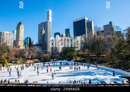 Scating à Central Park. Observation de la foule entière sur une patinoire artificielle et une piste de glace à Central Park, Manhattan. New York City, New York, États-Unis. Manhattan, New York City Central Park New York États-Unis d'Amérique Copyright : xGuidoxKoppesxPhotox Banque D'Images