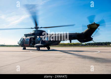 Hélicoptère Cougar hélicoptère Cougar Airforce au départ de la base aérienne de Gilze-Rijen avant de transporter les artistes aux festivals de la libération le 5 mai 2016. Gilze-Rijen, pays-Bas. Gilze-Rijen Vliegabsis Gilze-Rijen Noord-Brabant Nederland Copyright : xGuidoxKoppesxPhotox Banque D'Images