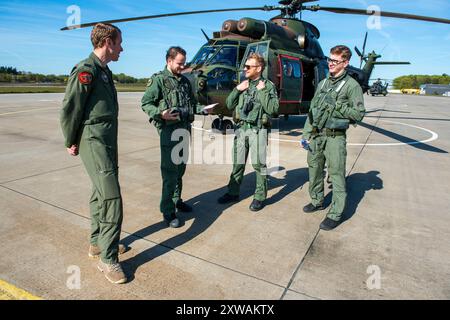 Équipage et Helicopter Air équipage de quatre militaires en marge de leur hélicoptère Cougar Airforce. Gilze-Rijen, pays-Bas. Gilze-Rijen Vliegabsis Gilze-Rijen Noord-Brabant Nederland Copyright : xGuidoxKoppesxPhotox Banque D'Images