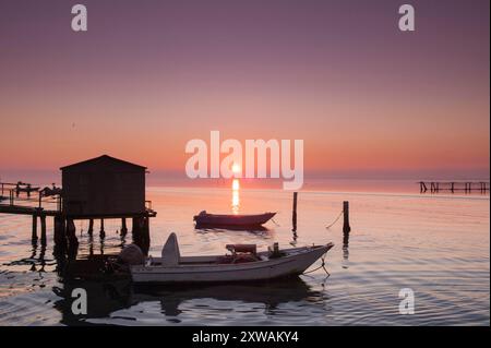 Coucher de soleil à Sacca di Scardovari. Porto Rolle, Rovigo, Vénétie, Italie, Europe. Banque D'Images