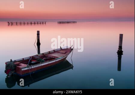 Coucher de soleil à Sacca di Scardovari. Porto Rolle, Rovigo, Vénétie, Italie, Europe. Banque D'Images