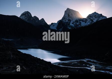 Gokyo, Népal : crépuscule spectaculaire sur le 3ème lac Gokyo et les sommets Cholatse et Taboche sur le chemin descendant du col Renjo la au Népal Banque D'Images