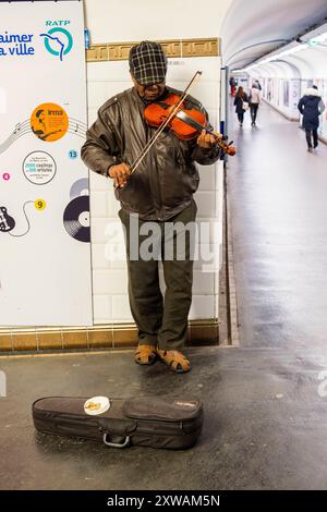 Musicien de rue dans Subway Metro adulte mature, musicien de rue masculin, interprétant sa musique à l'intérieur du métro Chatalet / station de métro. Paris, France. Station de métro Paris Chatalet Ile de France France Copyright : xGuidoxKoppesxPhotox Banque D'Images