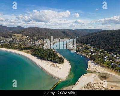 Orford, Tasmanie : vue aérienne par drone de la ville d'Orford au bord de la mer de Tasman et de la rivière Prosser et de la baie en Australie. Banque D'Images