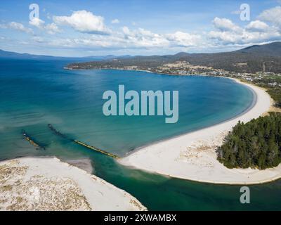 Orford, Tasmanie : vue aérienne par drone de la plage de sable blanc d'Orford au bord de la mer de Tasman et de la baie de Prosser en Australie. Banque D'Images