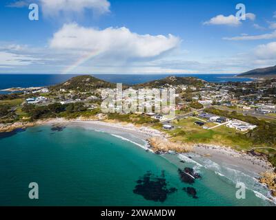 Bicheno, Tasmanie : vue aérienne par drone de la plage de la côte de Bicheno avec un arc-en-ciel près de la célèbre baie de Coles en Tasmanie en Australie. Banque D'Images