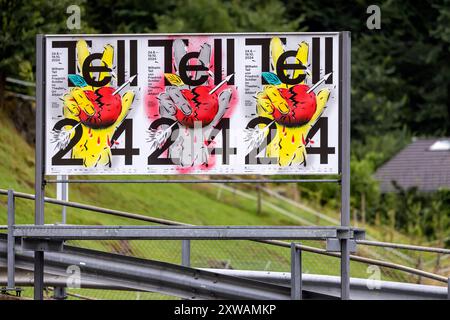 Werbung für Wilhelm Tell, Theateraufführung im Theater Uri Altdorf. // 07.08.2024 : Gurtnellen, Kanton Uri, Schweiz *** publicité pour William Tell, représentation théâtrale au Théâtre Uri Altdorf 07 08 2024 Gurtnellen, Canton Uri, Suisse Banque D'Images