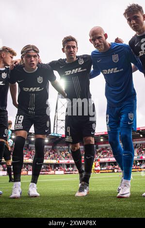 Silkeborg, Danemark. 18 août 2024. Les joueurs du FC Nordsjaelland s’unissent dans un caucus autour du capitaine Kian Hansen (4) lors du match de 3F Superliga entre Silkeborg IF et FC Nordsjaelland au Jysk Park à Silkeborg. Crédit : Gonzales photo/Alamy Live News Banque D'Images