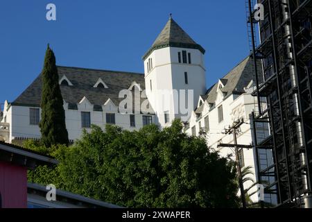 Los Angeles, Californie, USA 18 août 2024 Chateau Marmont au 8221 Sunset Blvd, où Greta Garbo et Robert de Niro vivaient, John Belushi est mort à l'hôtel, Montgomery Clift, Jim Morrison et Howard Hughes y sont restés et Britney Spears et Lindsay Lohan ont été bannis de l'hôtel à Los Angeles, Californie, États-Unis. Photo de Barry King/Alamy Stock photo Banque D'Images