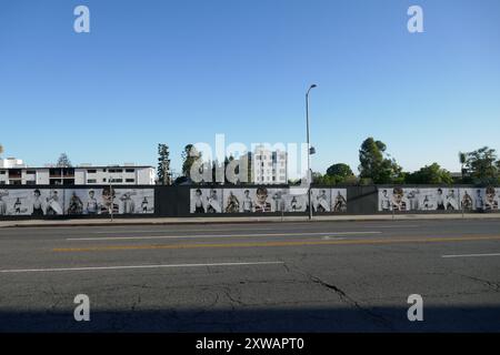 West Hollywood, Californie, États-Unis 18 août 2024 Kite surfer James McGrath Céline affiches à l'ancien emplacement du Garden of Allah Hôtel, dont les invités comprenaient Lauren Bacall, Humphrey Bogart, Gary Cooper, Joan Crawford, Marlene Dietrich, Errol Flynn, Greta Garbo, Buster Keaton, Groucho Marx, Ramon Novarro, Tyrone Power, Ronald Reagan, Frank Sinatra, Barbara Stanwyke, Orson Welles, et plus encore au 8152 Sunset Blvd le 18 août 2024 à West Hollywood, Californie, États-Unis. Photo de Barry King/Alamy Stock photo Banque D'Images