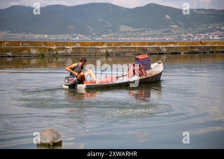 Golubac, Serbie, 28 juin 2024 : pêcheur embarquant sur le Danube dans un bateau de pêche à l'étain. Banque D'Images