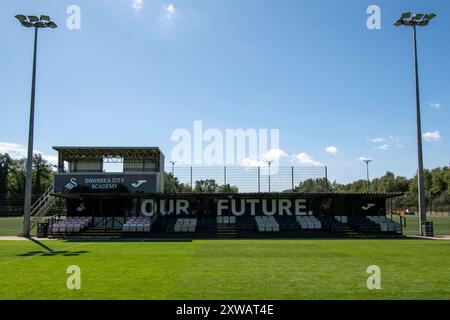 Landore, Swansea, pays de Galles. 16 août 2024. Un stand de spectateurs avec les mots « notre avenir » au Swansea City Academy JOMA High performance Centre à Landore, Swansea, pays de Galles, Royaume-Uni, le 16 août 2024. Crédit : Duncan Thomas/Majestic Media. Banque D'Images