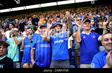 Fans de Portsmouth pendant le match de championnat entre Portsmouth et Luton Town à Fratton Park , Portsmouth , Royaume-Uni - 17 août 2024 Banque D'Images