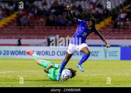 La gardienne de but Kyeonghee Kim, de la République de Corée, et la française Manssita Traore, lors de la Coupe du monde féminine U-20 de la FIFA, Costa Rica, match France - Republ de Corée Banque D'Images