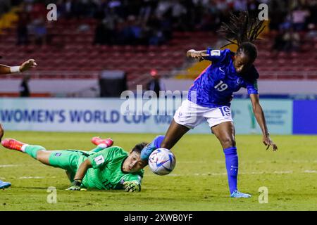 La gardienne de but Kyeonghee Kim, de la République de Corée, et la française Manssita Traore, lors de la Coupe du monde féminine U-20 de la FIFA, Costa Rica, match France - Republ de Corée Banque D'Images