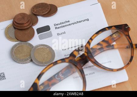 Korrespondenz der Deutschen Rentenversicherung mit brille und Euromünzen *** correspondance de Deutsche Rentenversicherung avec lunettes Nordrhein-Westfalen Deutschland, Allemagne GMS11698 Banque D'Images