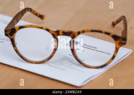 Korrespondenz der Deutschen Rentenversicherung mit brille *** correspondance de Deutsche Rentenversicherung avec lunettes Nordrhein-Westfalen Deutschland, Allemagne GMS11695 Banque D'Images