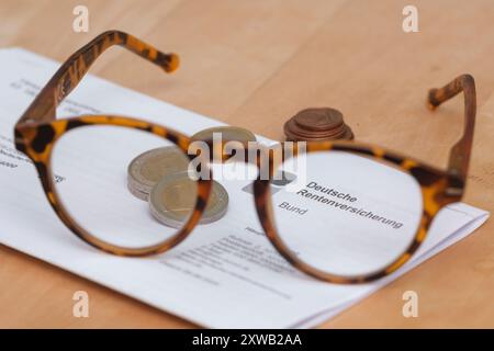 Korrespondenz der Deutschen Rentenversicherung mit brille und Euromünzen *** correspondance de Deutsche Rentenversicherung avec lunettes Nordrhein-Westfalen Deutschland, Allemagne GMS11697 Banque D'Images