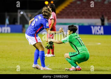 Cyrielle Blanc, de France, et le gardien de but Kyeonghee Kim, de République de Corée, lors de la Coupe du monde féminine U-20 de la FIFA, Costa Rica, match France contre République de Corée Banque D'Images