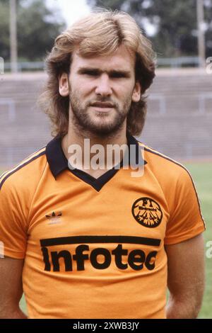 L'ancien footballeur professionnel Ronald (Ronny) BORCHERS est décédé à l'âge de 67 ans. PHOTO D'ARCHIVE ; Ronald Ronny BORCHERS, joueur de football, portrait, image unique recadrée, motif unique, photo de l'équipe Eintracht Frankfurt saison 1981/82, Bundesliga, présentation de l'équipe, présentation de l'équipe, Eintracht Frankfurt le 1er juillet 1981 à Gelsenkirchen / Allemagne. Banque D'Images