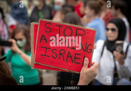 Boston, Massachusetts, États-Unis. 18 août 2024. Pas une autre bombe, manifestation solidarité avec Gaza appelant à un cessez-le-feu à Gaza et aux États-Unis d'arrêter d'armer Israël. Des centaines de personnes se sont rassemblées sur le Boston Common puis ont marché vers la Massachusetts State House où elles ont bloqué Beacon Street devant le bâtiment. Aucune autre manifestation à la bombe n'a eu lieu dans plus de 20 villes américaines la veille du début de la Convention nationale démocrate à Chicago, aux États-Unis. La photo montre un démonstrateur tenant une pancarte manuscrite. Crédit : Chuck Nacke / Alamy Live News Banque D'Images