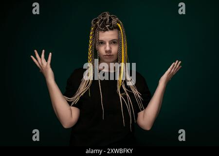Femme avec des dreadlocks devant un fond vert Banque D'Images