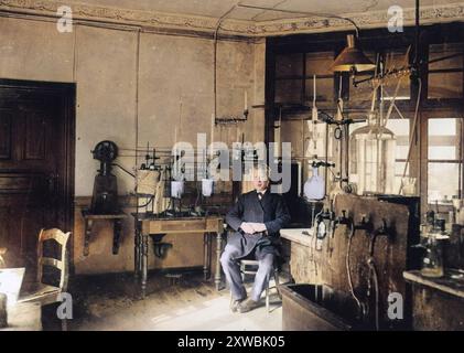 Jacobus Henricus va't Hoff (1852 - 1911). Chimiste néerlandais, fondateur de la stéréochimie de la stéréochimie dans son laboratoire en 1896. Coloration ultérieure. Image colorée numériquement Banque D'Images