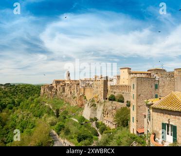 Vue en perspective de la ville toscane de Pitigliano, construite sur tufe dans la campagne de la Maremme Banque D'Images