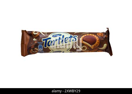 Paquet de tartelettes McVities saveur chocolat isolé sur fond blanc - biscuit croquant avec un délicieux centre Banque D'Images