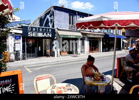 Saint-Ouen-sur-Seine (région parisienne) : marché aux puces de Saint-Ouen « marche aux puces ». Ambiance sur une terrasse de café dans la rue des Rosiers et vue sur le Banque D'Images