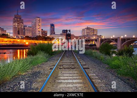 Saint Paul, Minnesota, États-Unis. Image de paysage urbain du centre-ville composé Paul, Minnesota, USA avec des voies ferrées menant à la ville au beau coucher du soleil d'été. Banque D'Images