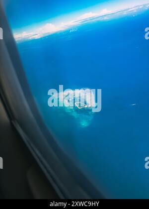 Une vue sur l'océan depuis une fenêtre d'avion Banque D'Images
