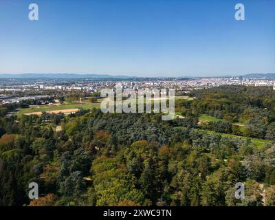 Bron, Venissieux, Parilly Park (centre-est de la France) : vue aérienne générale du parc avec le stade, piste de course de 400 mètres, hippodrome et pla Banque D'Images