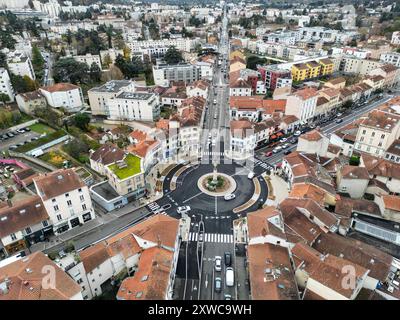 Tassin-la-demi-Lune (centre-est de la France), 2023/12/05 : vue aérienne de la place de l'horloge, hotspot de circulation dans l'ouest lyonnais (47 000 véhicules p Banque D'Images